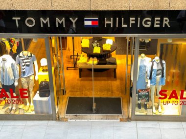 St. Julians, Malta - 2 Ağustos 2023: Tommy Hilfiger 'in bir alışveriş merkezindeki şubesinin girişinin üstünü imzalayın