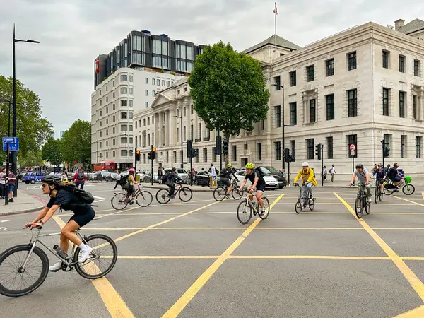 Londra, İngiltere, İngiltere - 27 Haziran 2023: Bisikletçiler Londra 'nın merkezinde bir yol kavşağından geçiyorlar