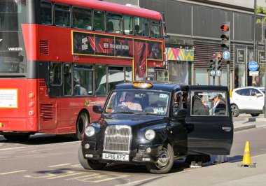 Londra, İngiltere, İngiltere - 22 Ağustos 2023: Londra siyah taksisi Oxford Caddesi 'nden yolcu almak için durdu