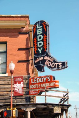 Fort Worth, Teksas, ABD - 8 Eylül 2009: Fort Worth Stockyard 'da el yapımı kovboy çizmeleri satan bir mağazanın önündeki tabelalar