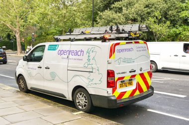 Londra, İngiltere, İngiltere - 22 Ağustos 2023: BT Openreach mühendisleri tarafından kullanılan elektrikli minibüs Londra şehir merkezinde bir sokağa park edildi. Merdivenlerin seti çatıda..