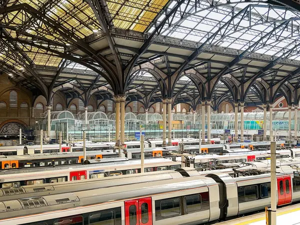 Londra, İngiltere, İngiltere - 22 Ağustos 2023: Londra Liverpool Caddesi tren istasyonunda yoğun saatlerde tren istasyonları