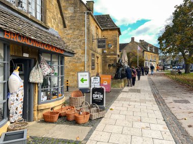 Broadway, Worcestershire, İngiltere - 5 Kasım 2023: Cotswolds 'daki güzel Broadway köyünde küçük bağımsız bir dükkan