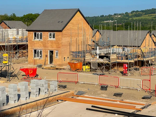 Pontypridd, Galler - 1 Haziran 2023: Güney Galler 'de Pontypridd' in kenar mahallelerinde yeni müstakil evler inşa ediliyor