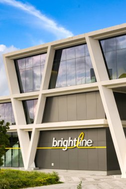 Fort Lauderdale, Florida, ABD - 2 Aralık 2023: Fort Lauderdale Brightline tren istasyonunun dış görüntüsü