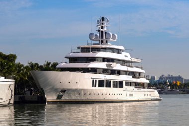 Miami, Florida, ABD - 5 Aralık 2023: Lüks yatı Infinity Miami rıhtımına demir attı