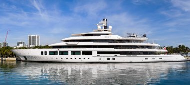 Miami, Florida, ABD - 5 Aralık 2023: Miami limanındaki limana demirlemiş lüks süper yatın panoramik manzarası. Gemi Eric Smidt 'e aittir ve Hollanda' da Oceanco tarafından inşa edilmiştir..