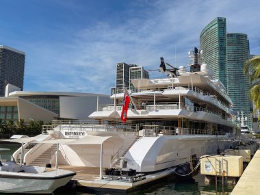 Miami, Florida, ABD - 5 Aralık 2023: Lüks süper yat Infinity Miami limanına demirledi. Geminin sahibi Eric Smidtand, Hollanda 'da Oceanco tarafından inşa edilmiştir..