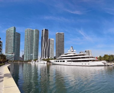 Miami, Florida, ABD - 5 Aralık 2023: Lüks süper yat Infinity Miami limanına demirledi. Gemi Eric Smidt 'e aittir ve Hollanda' da Oceanco tarafından inşa edilmiştir..