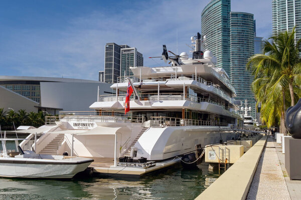 Майами, Флорида, США - 5 декабря 2023 года: Вид на роскошную суперяхту Infinity, пришвартованную на набережной Майами. На верхней палубе вертолет.