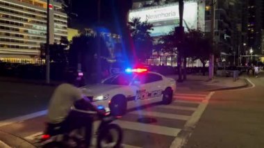 Miami, Florida, ABD - 2 Aralık 2023: Polis devriye aracı Miami Polis Departmanı 4x4 gece mavi ve kırmızı ışıklı polis departmanı