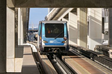 Miami, Florida, ABD - 4 Aralık 2023 Miami şehir merkezinde uzanan Metromover hafif demiryolu taşıma sisteminde tren. Sürücüsüz ve kullanmakta özgürdür..