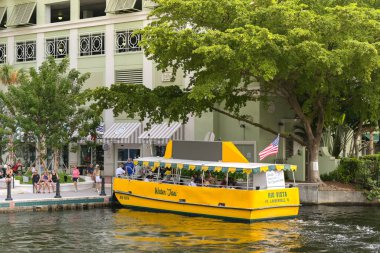 Fort Lauderdale, Florida, ABD - 2 Aralık 2023: su taksisi şehrin rıhtımından yolcu alıyor