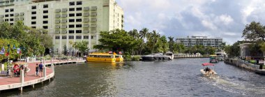 Fort Lauderdale, Florida, ABD - 2 Aralık 2023: Ciry 'nin rıhtımının panoramik manzarası ve kanallarından birinde tekneler