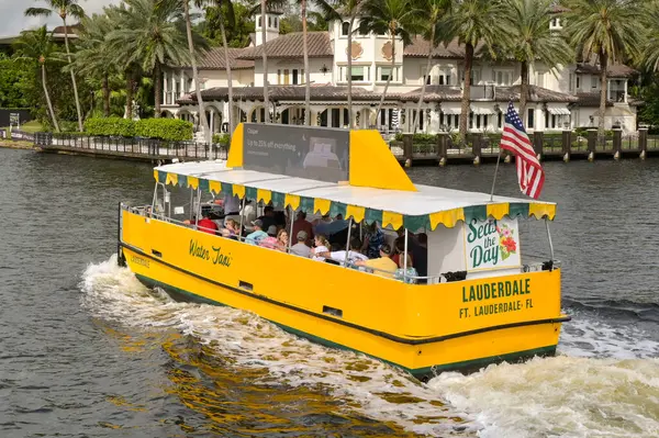 Fort Lauderdale Flórida Eua Dezembro 2023 Táxi Aquático Que Passa Fotos De Bancos De Imagens