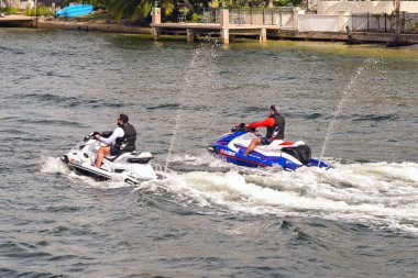 Fort Lauderdale, Florida, ABD - 2 Aralık 2023: Fort Lauderdale 'in su yollarından birinde jet ski süren iki kişi