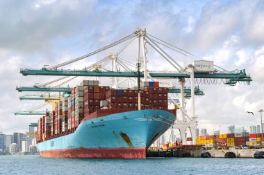 Miami, Florida, ABD - 1 Aralık 2023: Maersk konteynır gemisi Gjertud Maersk Miami limanında yükleniyor