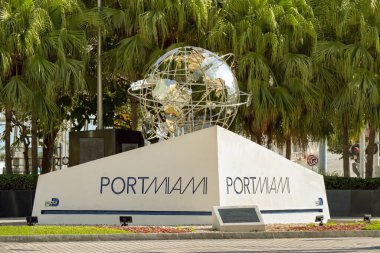Miami, Florida, ABD - 1 Aralık 2023: Miami limanının girişini imzalayın
