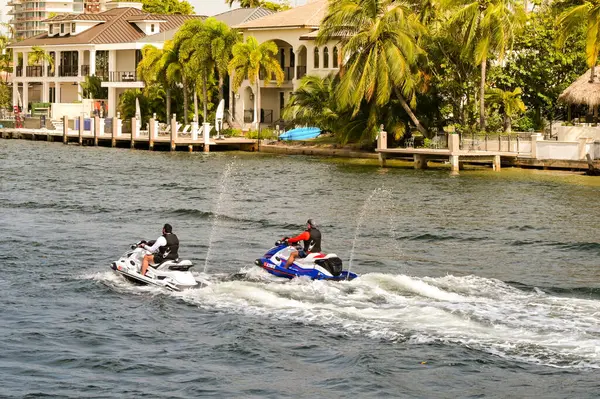 Fort Lauderdale, Florida, ABD - 2 Aralık 2023: Fort Lauderdale 'in su yollarından birinde jet ski süren iki kişi