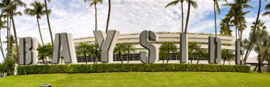 Miami, Florida, ABD - 4 Aralık 2023: Miami şehir merkezindeki Bayside rıhtım kompleksinin dışındaki büyük tabelanın geniş açılı panoramik manzarası