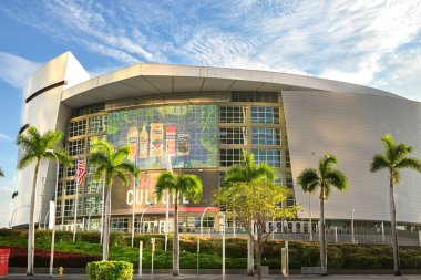 Miami, Florida, ABD - 1 Aralık 2023: Miami şehir merkezinde Biscayne Körfezi Bulvarı 'ndaki Kaseya Arena' nın çok amaçlı dış görünüşü