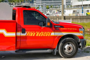 Miami, Florida, ABD - 1 Aralık 2023: Miami İtfaiye Departmanı tarafından işletilen 4x4 'lük bir kamyonun yan görüntüsü