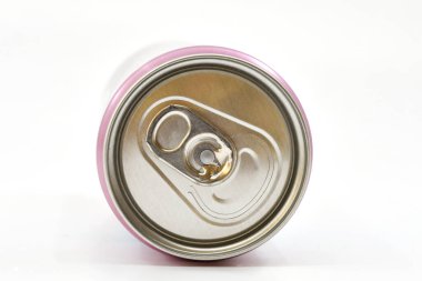 Yüzüğün sonuna yakın çekim içecekleri beyaz arka planda izole bir şekilde duruyor. Boşluğu kopyala.