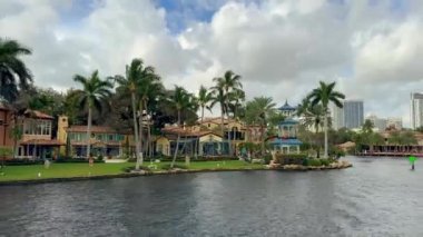 Fort Lauderdale, Florida, ABD 3 Aralık 2023: Fort Lauderdale 'deki lüks deniz kenarındaki evlerin yanından geçen manzara
