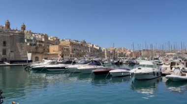 Üç Şehir, Valletta, Malta - 5 Ağustos 2023: Malta 'nın Valletta kentinin üç şehir bölgesindeki yat ve tekne manzarası. Soldan sağa dönüyor.