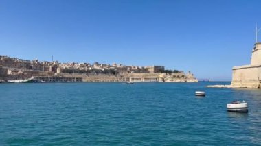 Valletta, Malta - 5 Ağustos 2023: Valletta kentinin limandan geçen bir tekneden manzarası