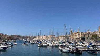 Üç Şehir, Valletta, Malta - 5 Ağustos 2023: Malta 'nın Valletta kentinin üç şehir bölgesindeki yat ve tekne manzarası. Soldan sağa dönüyor.