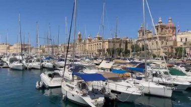 Üç Şehir, Valletta, Malta - 5 Ağustos 2023: Malta 'nın Valletta kentinin üç şehir bölgesindeki yat ve tekne manzarası. Soldan sağa dönüyor.