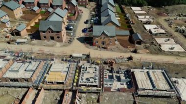 Pontypridd, Galler, İngiltere 24 Kasım 2023: Güney Galler 'de yeni bir konut inşaatının insansız hava aracı görüntüsü