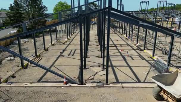 チャーチビレッジ ポンティプリド ウェールズ イギリス 11月 2023 南ウェールズに建設されている新しい小学校の鋼鉄フレームワークの上にドローンビュー — ストック動画