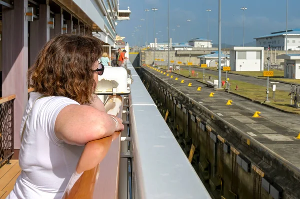 Panama Kanalı, Panama - 23 Ocak 2024: Cocoli kilitlerinden birine giren büyük bir yolcu gemisinin güvertesinde yolcu