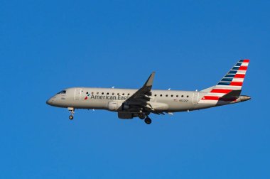Los Angeles, Kaliforniya, ABD - 12 Ocak 2023: Embraer E175LR banliyö jeti (Regisrtaion N512SY) Los Angeles havaalanına inmek üzere olan American Eagle tarafından işletilmektedir..