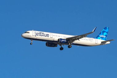 Los Angeles, Kaliforniya, ABD - 12 Ocak 2023: Airbus A321 yolcu uçağı (ruhsat numarası N978JB) Los Angeles havaalanına inmek üzere olan JetBlue tarafından işletilmektedir..