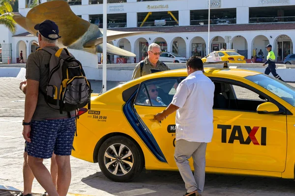 Manzallio, Meksika - 16 Ocak 2024: Manzanillo limanındaki limanda taksiye binen turistler