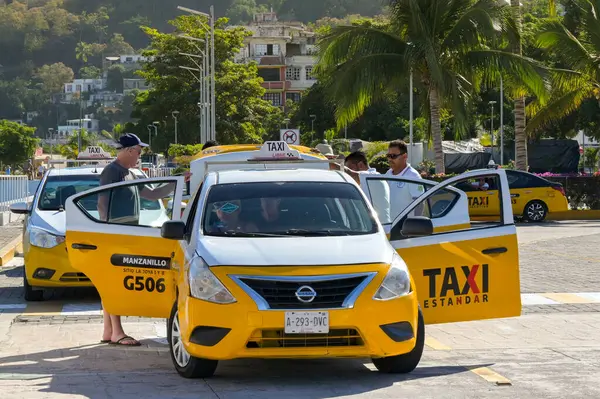 Manzallio, Meksika - 16 Ocak 2024: Manzanillo limanındaki limanda taksiye binen turistler