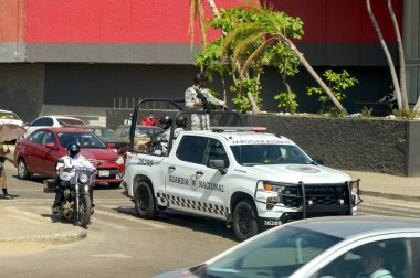 Acapulco, Meksika - 17 Ocak 2024: Acapulco 'nun merkezinde devriye gezen ulusal muhafız askerleri