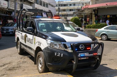 Acapulco, Meksika - 17 Ocak 2024: Acapulco 'nun merkezinde acil durum ışıkları yanıp sönen polis devriye aracı