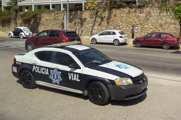 Acapulco, Meksika - 17 Ocak 2024: Acapulco şehrinde trafik polisi tarafından kullanılan devriye arabası