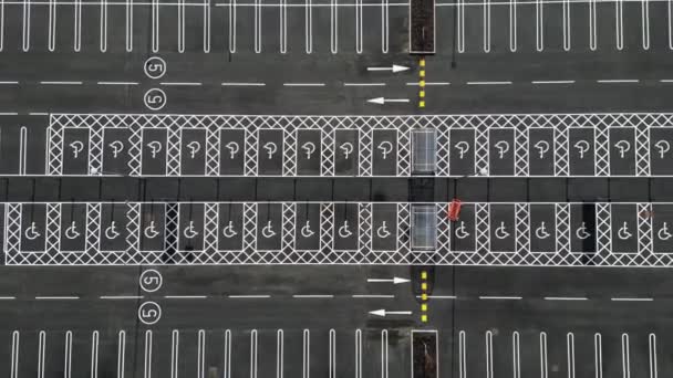 Вид Сверху Недавно Выделенную Автостоянку Парковочными Площадками Инвалидов Поднимаюсь Выход — стоковое видео