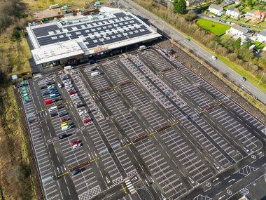 Pontyclun, Galler, İngiltere - 11 Şubat 2024: Sainsbury 'nin yeni süpermarketinin insansız hava aracı görüntüsü