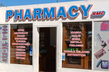 Cabo San Lucas. Meksika - 14 Ocak 2024: Otelin sayaç ilaçlarını turistlere satan bir çok eczanesinden birine giriş.