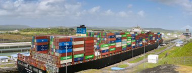 Kolon, Panama - 22 Ocak 2024: Panama Kanalı 'ndaki Agua Clara kilitlerinden geçen büyük bir konteyner gemisi Costco Fortune' un panoramik görüntüsü