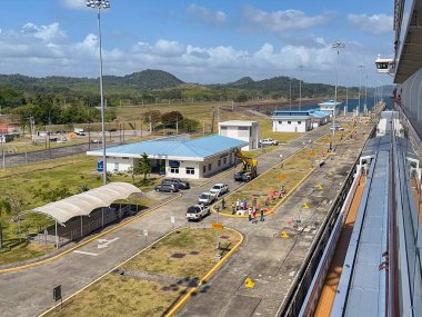 Panama Kanalı, Panama - 23 Ocak 2024: Panama Kanalı 'ndaki Cocoli seti içinde bir yolcu gemisinden görüntüleme