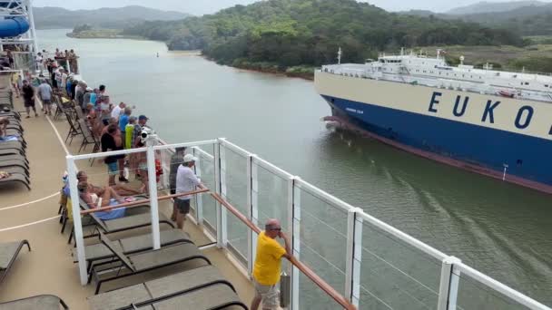 Panamakanal Panama Januar 2024 Passagiere Deck Eines Kreuzfahrtschiffes Beobachten Ein — Stockvideo