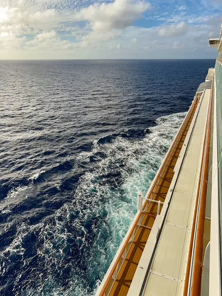 Denizde bir yolcu gemisinin yanından bak.