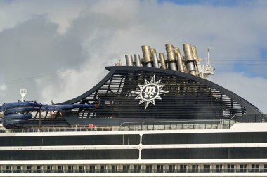 Miami, Florida, ABD - 27 Ocak 2024: Miami limanında MSC tarafından işletilen bir yolcu gemisinin hunilerini imzalayın.